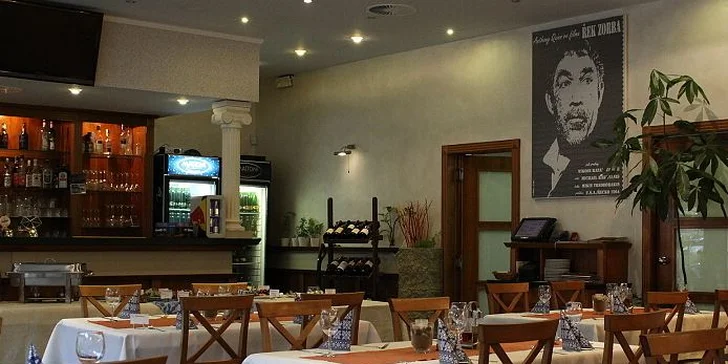 Řecký talíř pro DVA v pravé řecké restauraci Zorba. Souvlaki, jehněčí klobásky, masové keftedes, řecký sýr, tzaziki. Celkem 1200 g čerstvých dobrot!
