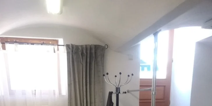 Mimo jiné zde nabízí i kosmetické, manikérské a masážní služby.