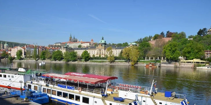Plavba po Vltavě + čerstvý ovocný salát a drink