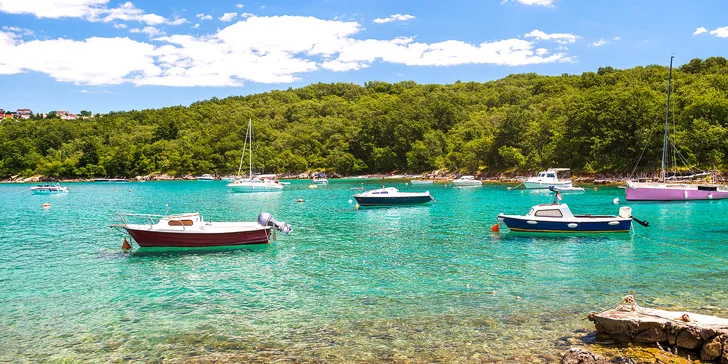 Leto na ostrove Krk v izbe s balkónom v letovisku Malinska
