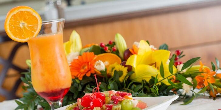 Plavba po Vltavě + čerstvý ovocný salát a drink
