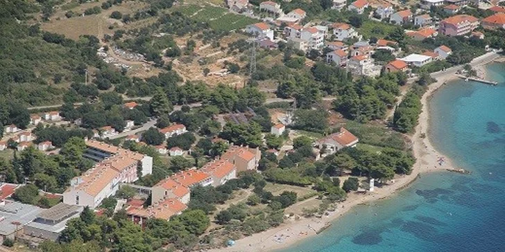 2990 Kč za šestidenní zájezd do Chorvatska a výlet na úchvatná Plitvická jezera. Hotel s vlastní pláží, polopenze, doprava autobusem i večerní plavba lodí.