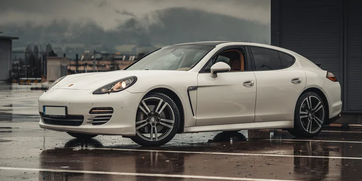 Díky skvěle hodnocené společnosti AVsportcars usednete do Porsche Panamera 4S.