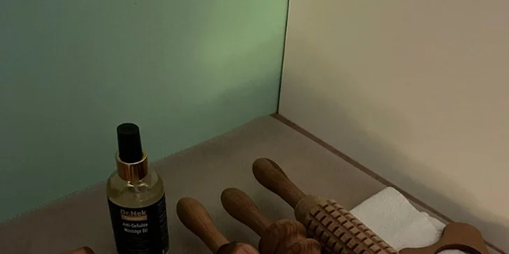 Těšit se můžete na masáž pomocí dřevěných nástrojů či přístrojovou lymfodrenáž. 