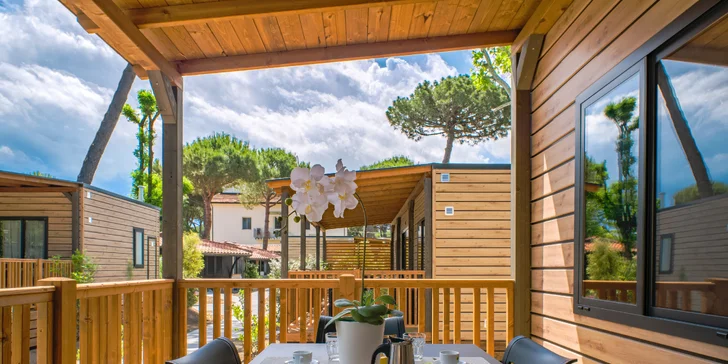 Chatka má parádnu verandu s posedením.
