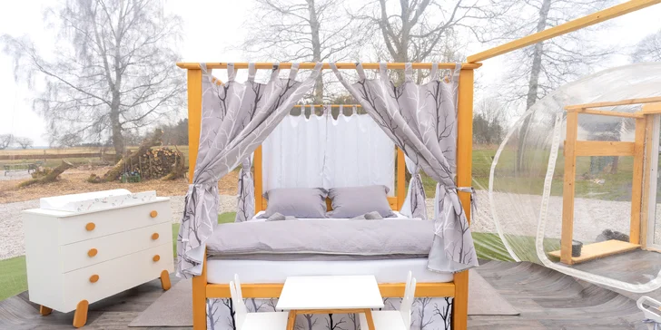 Vo vnútri nájdete manželskú posteľ s nebesami, relaxačný vak so stolíkom, domčekovú rozkladaciu posteľ pre 2 osoby, skriňu plnú spoločenských hier a pod.