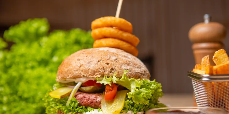 250 g Vegánsky beyond burger: Domáca chlebová žemľa, 113 g beyond burger, poľníček, paradajka, kyslá uhorka, červená cibuľa, vegan majonéza
