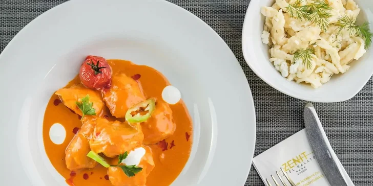 Bistro má v jedálnom lístku tradičné maďarské i gurmánske jedlá. 