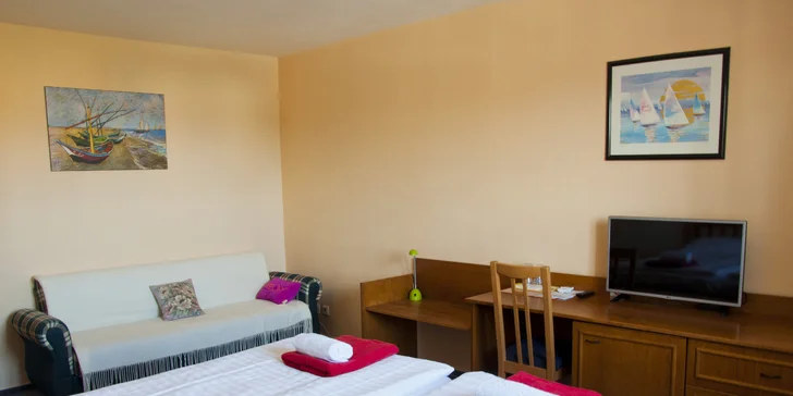 Samozrejmosťou je televízor, minibar a klimatizácia na každej izbe.