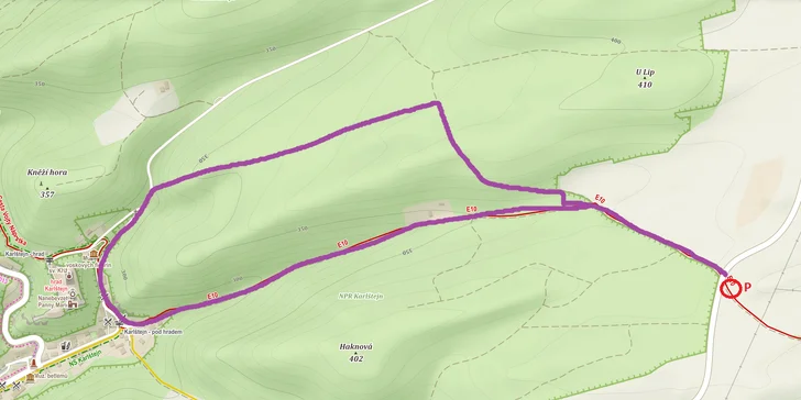 Ve hře založené na principu geocachingu a stopované hledáte krabičky ukryté podél cesty, např. v dutém pařezu, za kameny či v kořenech vyvráceného stromu.