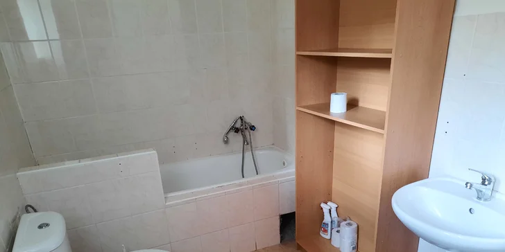 U pokojů i apartmánů budete mít vlastní koupelnu s toaletou.