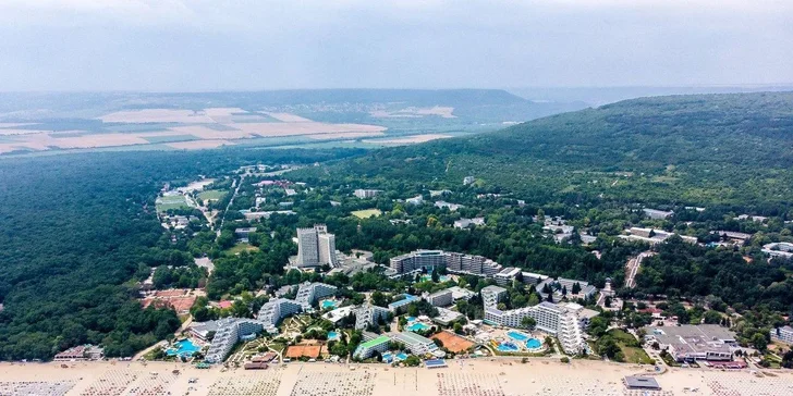 Písečná pláž s pozvolným vstupem do moře se nachází hned u hotelu.