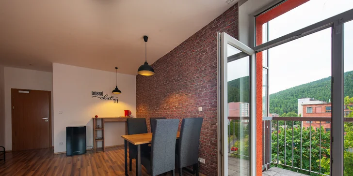 Některé pokoje mají balkon a můžete si z nich vychutnat pěkný výhled na park.