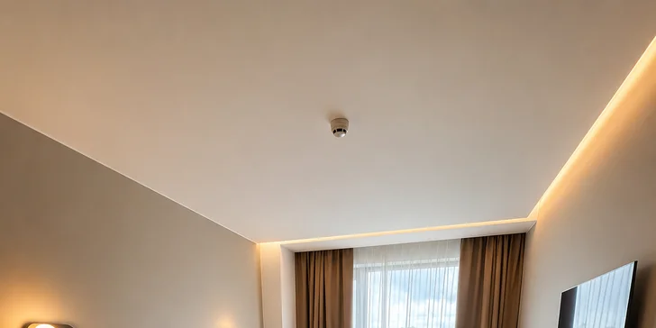 Vyberať budete z dvojlôžkových izieb, rodinných variant s prístelkou aj priestranných suit a apartmánov so samostatnou spálňou.