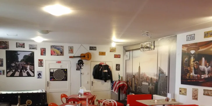 Burger Café je vyzdobeno ve stylu 60. let.