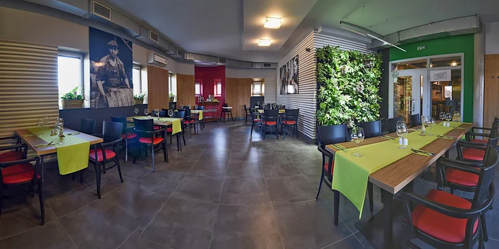 Honem to napravte a vyrazte společně do Gril Restaurant, kde vám naservírují pořádné prkno plné masa, sýrů i nakládané zeleniny.