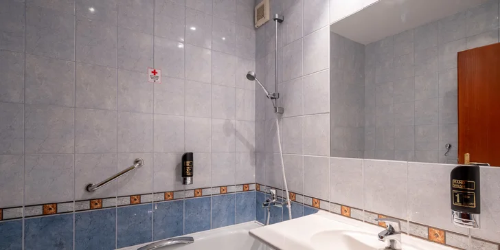 Kúpeľňa je vybavená vaňou, WC a fénom na vlasy. 