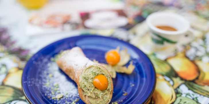 Cannoli - chrumkavé pečivo v tvare trubičky plnené sladkou krémovou náplňou.