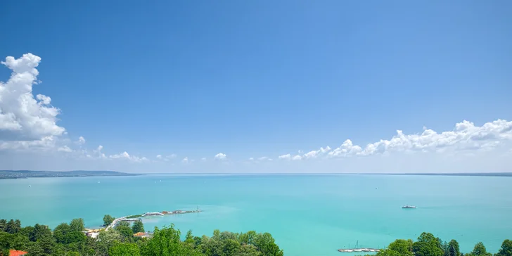 Z areálu sa viete dostať k brehu Balatonu a na pláž cez spodnú bránu.