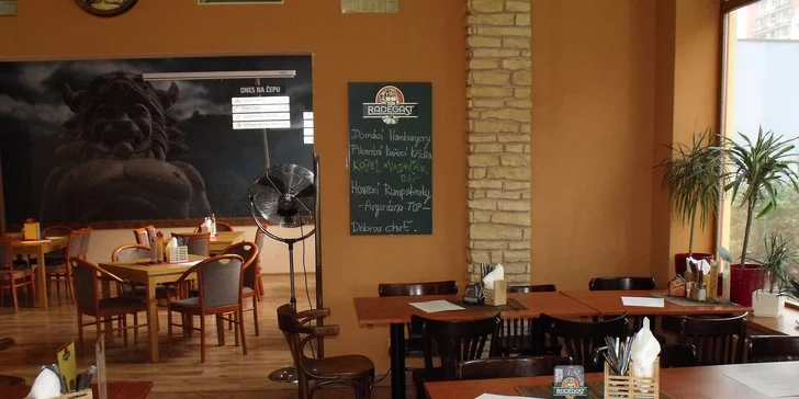 Tady vládne Radegast a každý měsíc vám nabídnou k ochutnávce nějaké extra pivo.