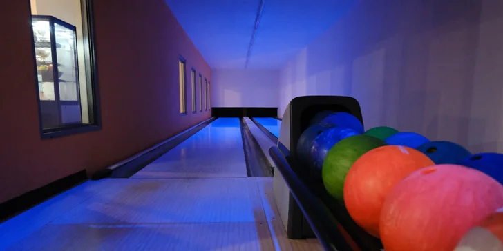 V hotelu si můžete zahrát bowling, biliár, šipky a fotbálek. 