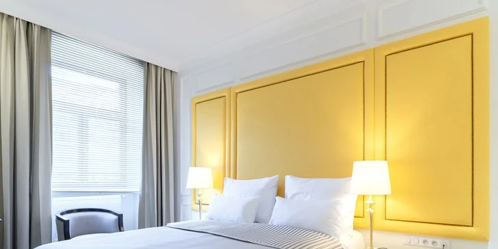 Ve vybavení nechybí konvice a nabídka čajů ani minibar (na fotce apartmán).