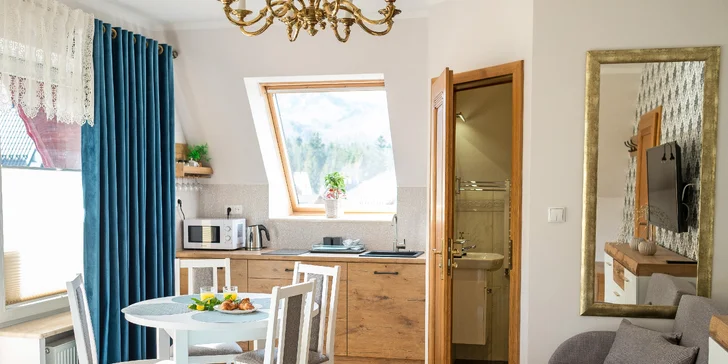 Čaká na vás priestranný, moderne zariadený apartmán s kompletne vybavenou kuchyňou a kúpeľňou.
