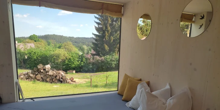 Panoramatickým oknom alebo zo zastrešeného balkónika si užijete pekný výhľad do okolitej prírody.