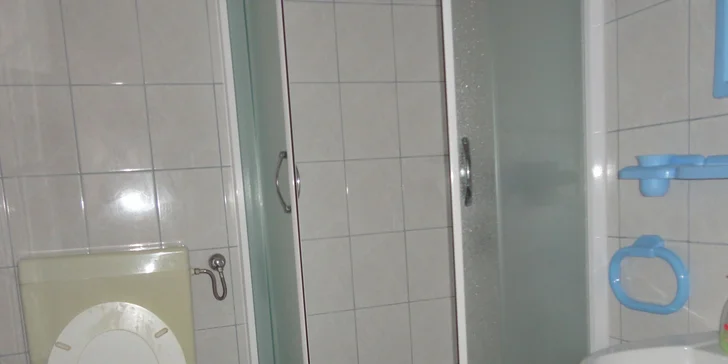 Pro sobotní střídání je k dispozici sociální zařízení a posezení na terase domu.