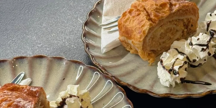 Ochutnajte teplú jablkovú alebo makovú štrúdľu s kopčekom nadýchanej šľahačky.