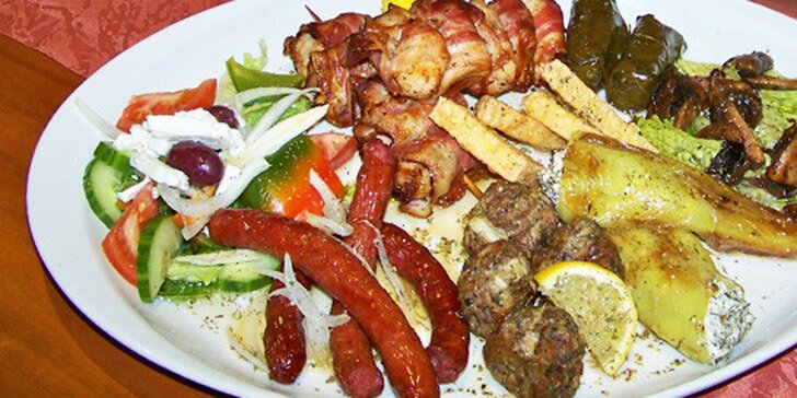Řecký talíř pro dva v pravé řecké restauraci Zorba