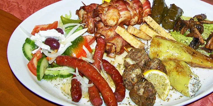 Řecký talíř pro DVA v pravé řecké restauraci Zorba. Souvlaki, jehněčí klobásky, masové keftedes, řecký sýr, tzaziki. Celkem 1200 g čerstvých dobrot!