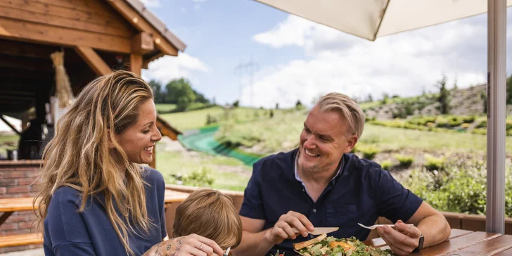 Nechybí ani restaurace a bistra, kde se občerstvíte. Anebo si opečte špekáčky. 
