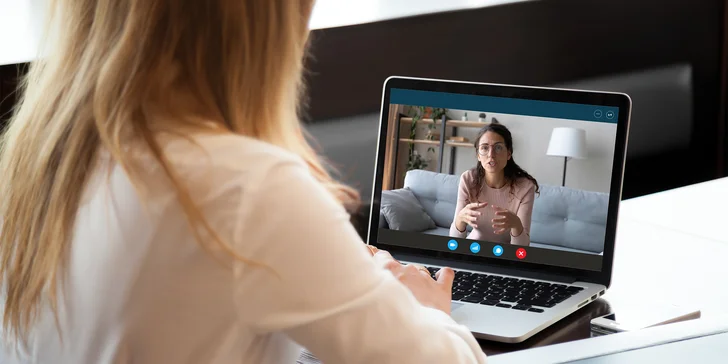 Nejedná se o pasivní e‑learning, ale o výuku s živým lektorem v přímém přenosu – spojíte se pomocí videohovoru.