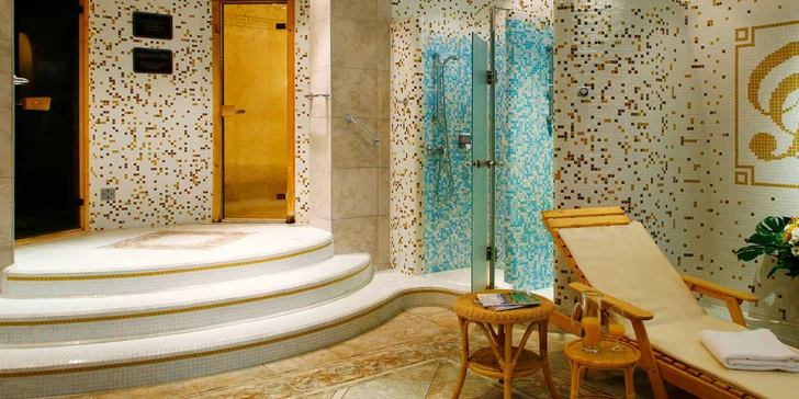 Ve wellness je bazén, sauna a pára. 
