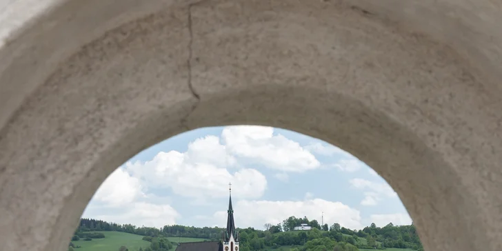 Na zámok sa zase dostanete pešou prechádzkou už za 10 minút. 
