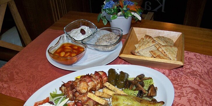 Řecký talíř pro DVA v pravé řecké restauraci Zorba. Souvlaki, jehněčí klobásky, masové keftedes, řecký sýr, tzaziki. Celkem 1200 g čerstvých dobrot!
