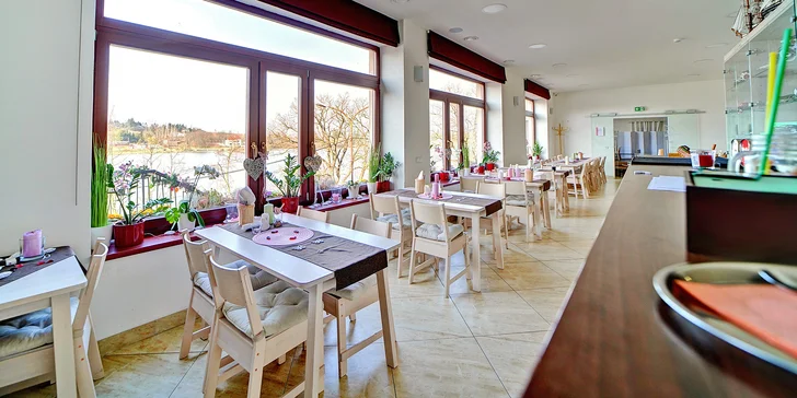 Za pěkného počasí funguje u restaurace venkovní zahrádka s výhledem. 