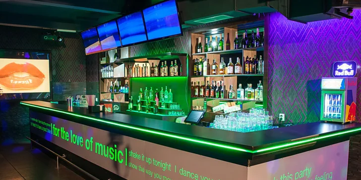 Míchané drinky v music klubu na Starém městě