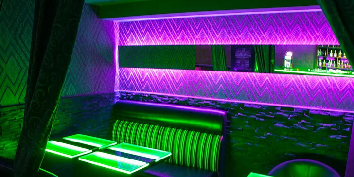 Míchané drinky v music klubu na Starém městě