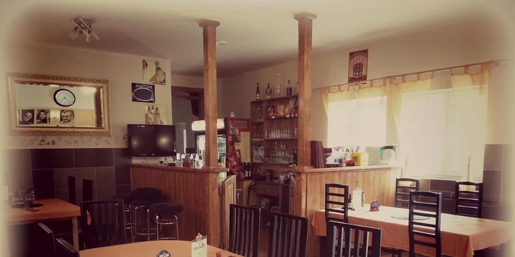 Dva kuřecí burgery a dva čokoládové muffinky