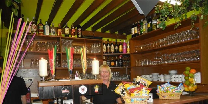 Řízek přes celý talíř s domácím bramborovým salátem a k tomu jedno chlazené pivo