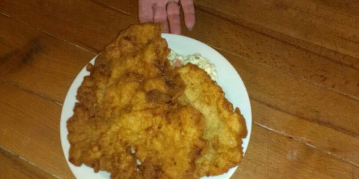 Řízek přes celý talíř s domácím bramborovým salátem a k tomu jedno chlazené pivo