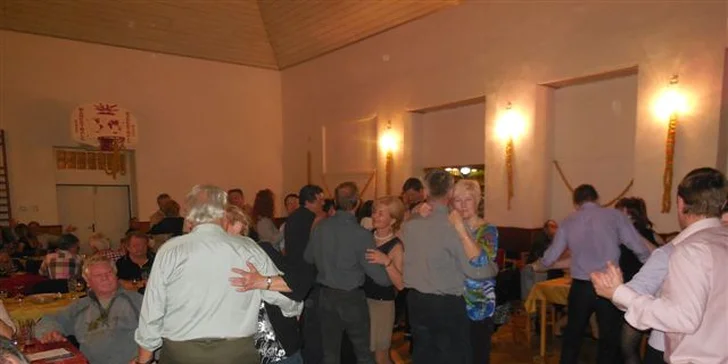 Řízek přes celý talíř s domácím bramborovým salátem a k tomu jedno chlazené pivo