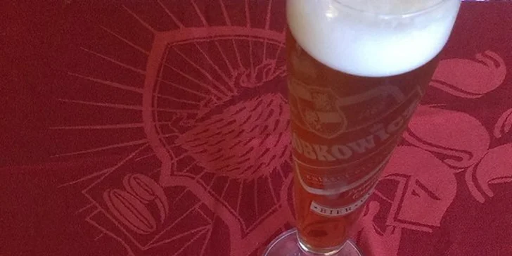 Řízek přes celý talíř s domácím bramborovým salátem a k tomu jedno chlazené pivo