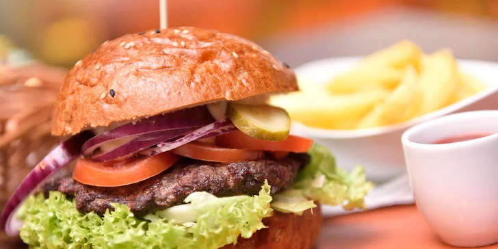 El Classico Burger – žemľa, hovädzie mäso, cibuľa, paradajka, uhorka, ľadový šalát, coleslaw, Hranolky, Omáčka podľa vlastného výberu 