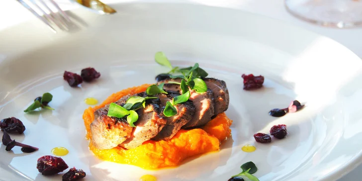 Jako hlavní chod se podává marinované kachní prsíčko sous-vide, batátové pyré, macerované brusinky a fíková redukce.