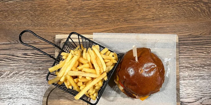 Za ochutnanie rozhodne stojí aj naložený burger
