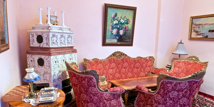 V hotelu najdete mimo jiné i knihovnu, bar, zahradní terasu i hotelovou kapli.