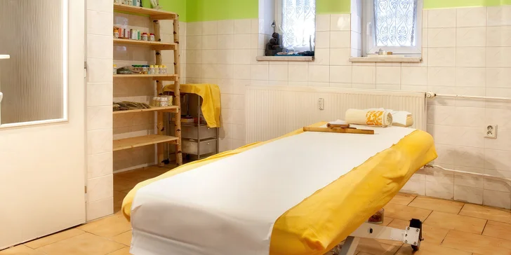 Na výběr je masáž zad a šíje spojená s využitím baněk nebo nahřátými lávovými kameny.